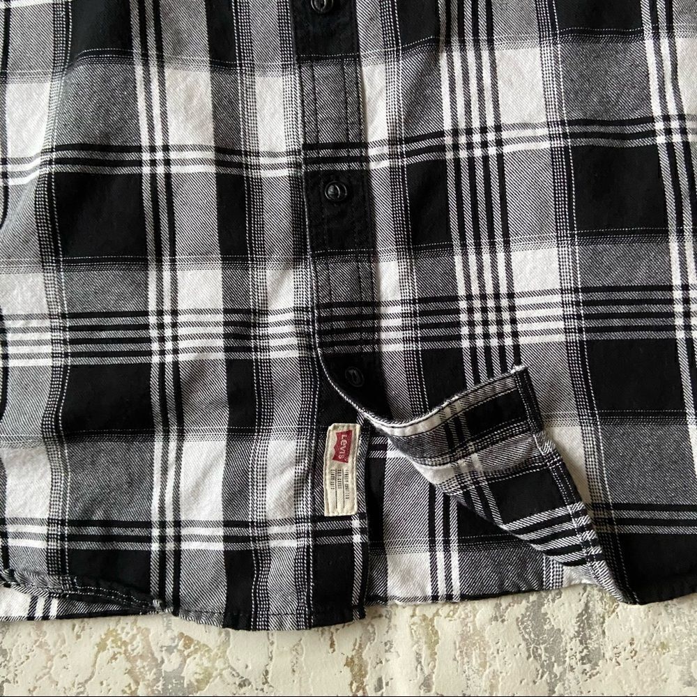 Levi’s Buffalo Check Plaid Button Down - Picture 3 of 8